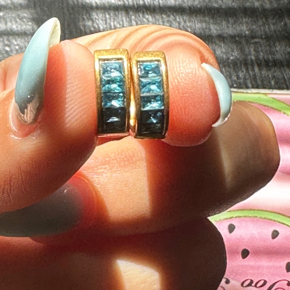 Kendra Scott Jack vintage Gold Huggie Earrings in blue crystal